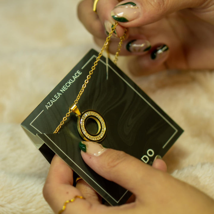 zudo-Azalea-Necklace-hand-model-packaging