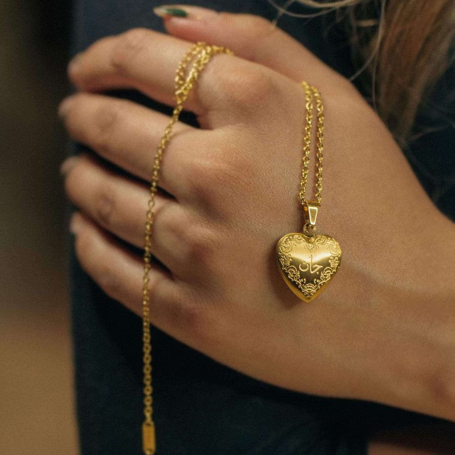 ZUDO-Jaan-heart-Locket-Emmen-Gold-model-shot-hand