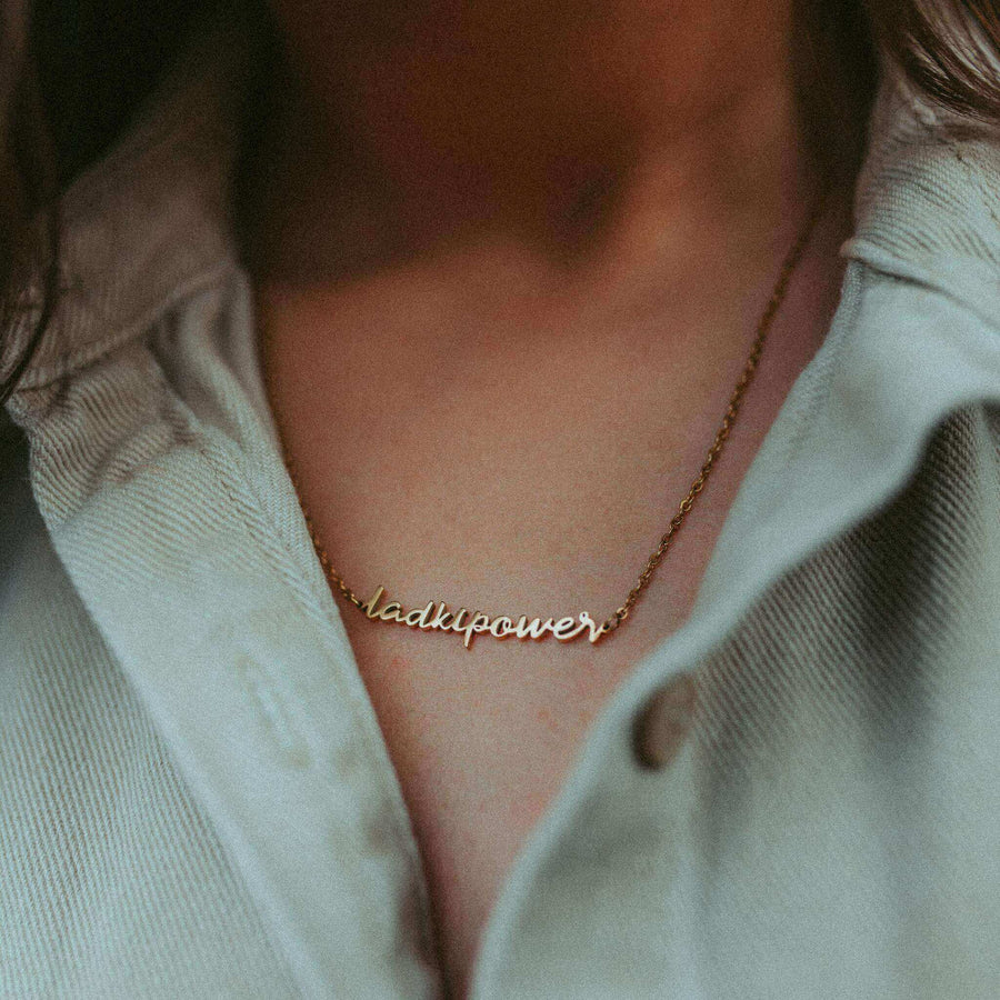 ZUDO-LadkiPower-Necklace-bgm-Gold-model-close-up