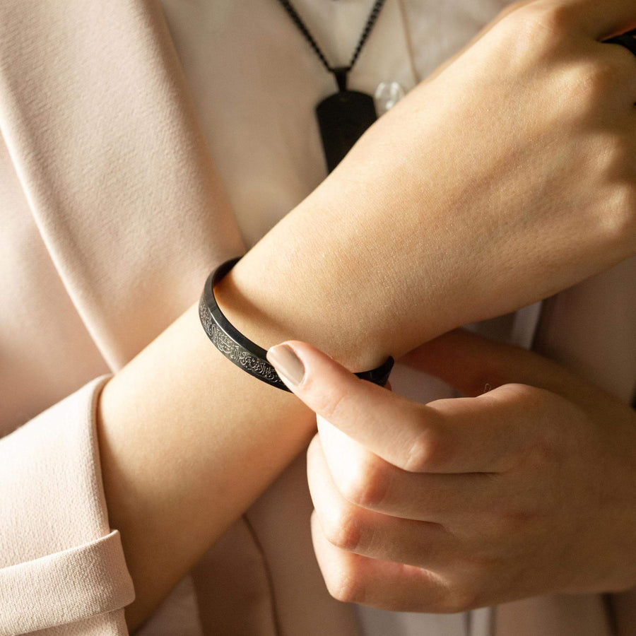 ZUDO-Ayatul-Kursi-Cuff-black-model