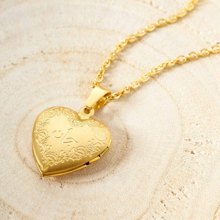 ZUDO-Jaan-heart-Locket-Emmen-Gold-flatlay