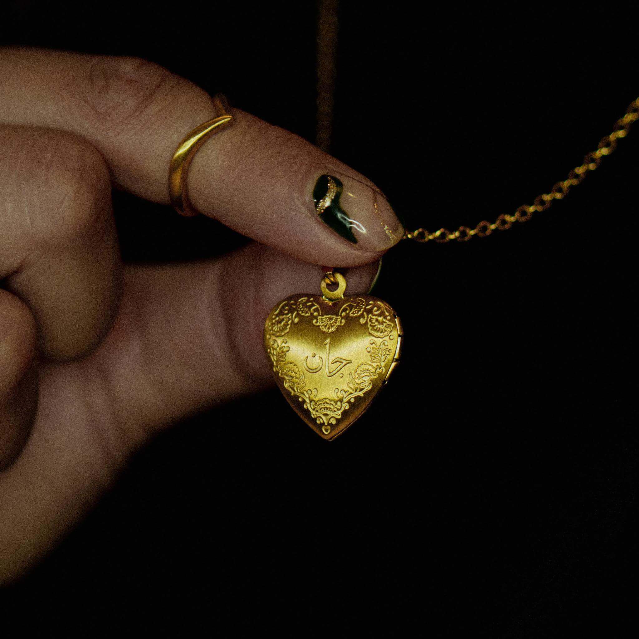 ZUDO-Jaan-heart-Locket-Emmen-Gold-model-shot-hand-size