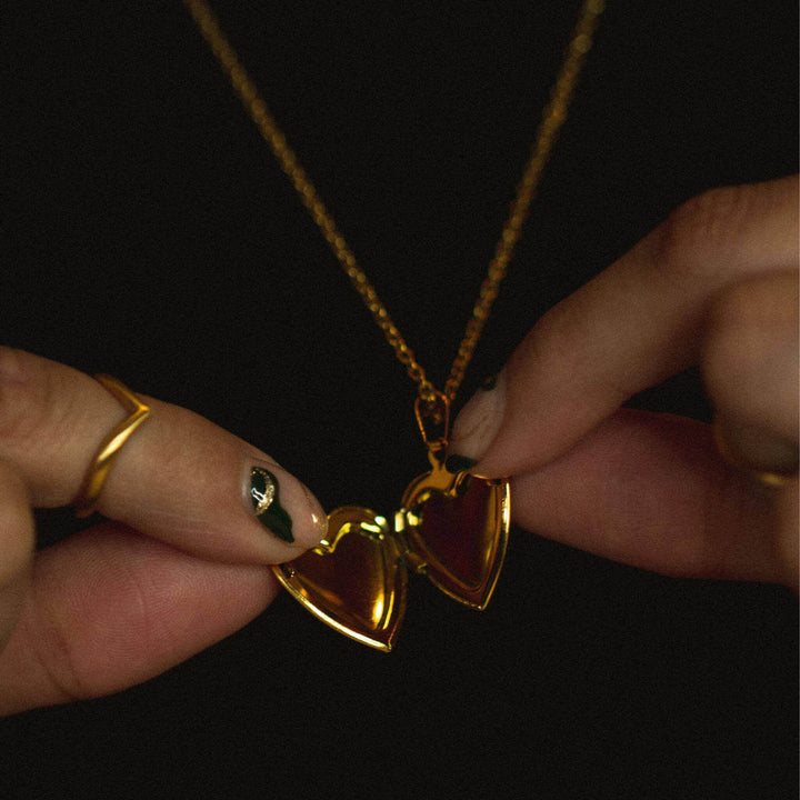 ZUDO-Jaan-heart-Locket-Emmen-Gold-open-hands-model-shot