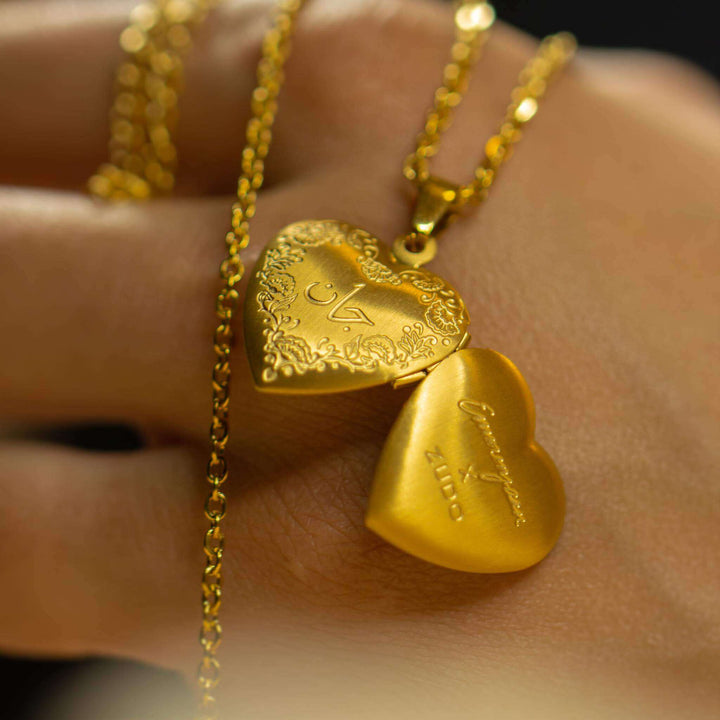 ZUDO-Jaan-heart-Locket-open-Emmen-Gold-model-shot-hand