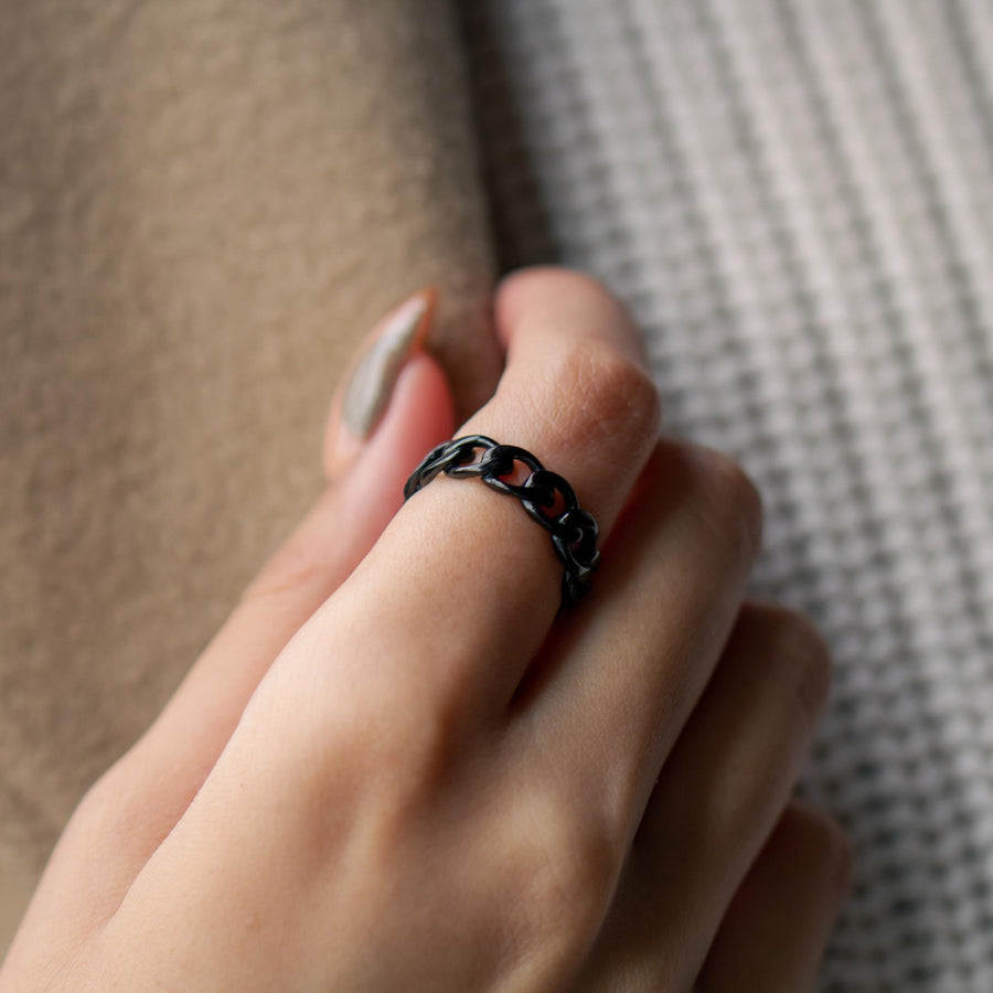 ZUDO-Linked-Chain-Ring-black-modelhandshot